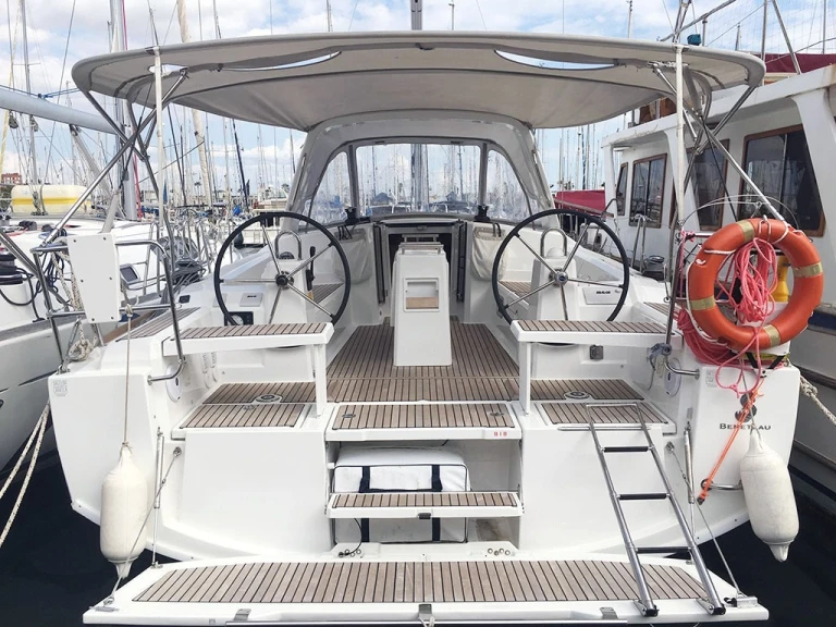 Bénéteau Oceanis 38.1 a louer à Cambrils