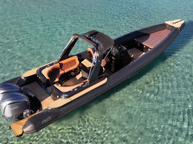 Polotuhá loď k pronájmu v Parikia za nejlepší cenu