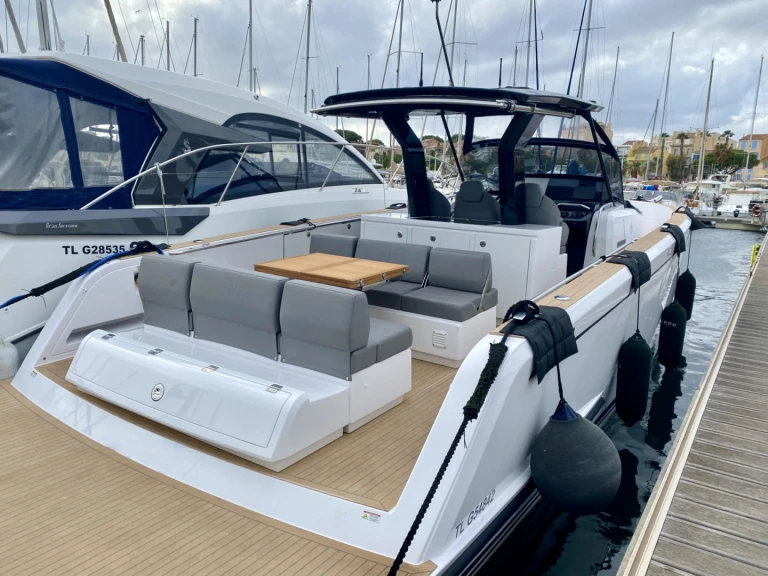 Bateau à moteur à louer à Port Grimaud au meilleur prix