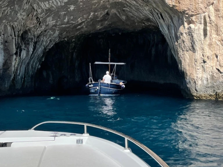 Bateau à moteur à louer à Naples au meilleur prix