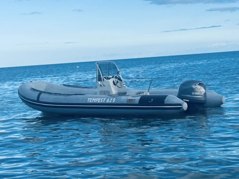 Location Semi-rigide à Pinarellu - Capelli Tempest 625 work