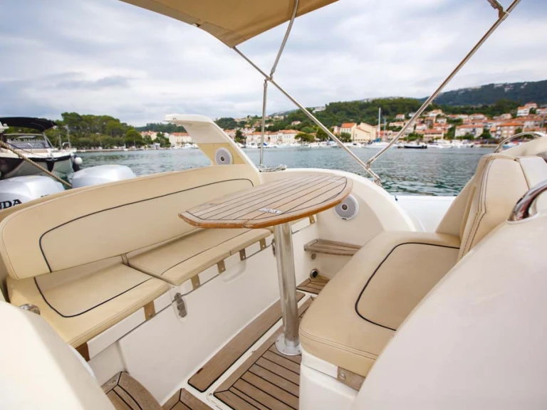 Location Semi-rigide Marlin Boat avec permis