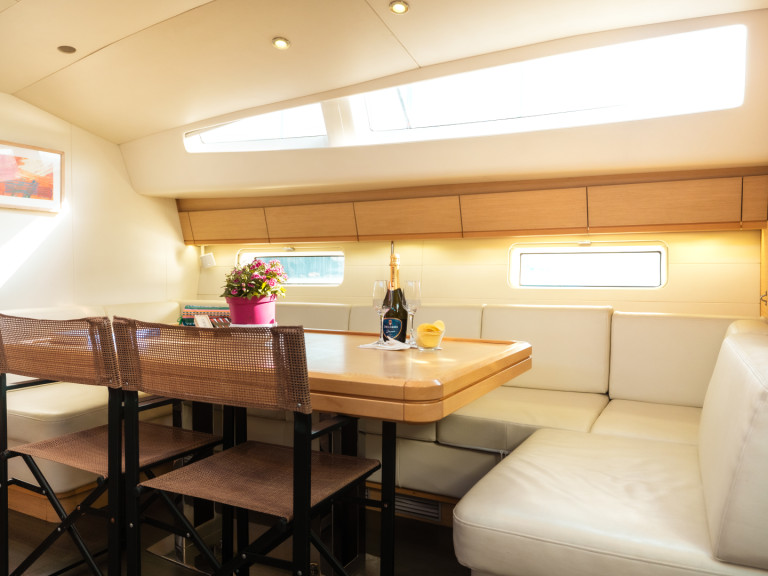 Location bateau Lávrio pas cher Jeanneau 64