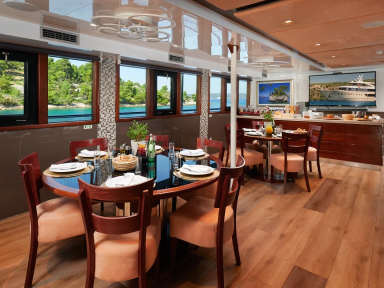 Louez un  Motoryacht Queen Eleganza à Split