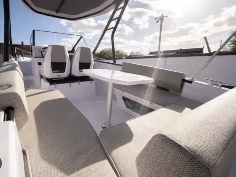 Bateau à moteur à louer à Santa Eulària des Riu au meilleur prix