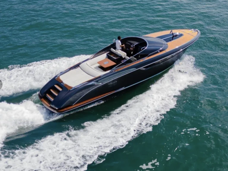 Louer Bateau à moteur avec ou sans skipper Riva à Santa Eulària des Riu