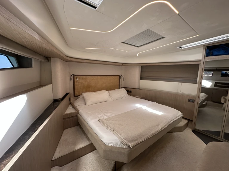 Louez un Prestige Yachts F49 à Santa Eulària des Riu