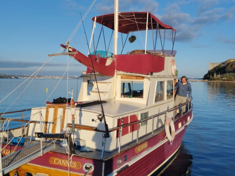 Location Bateau à moteur Grand-Banks-36 avec permis