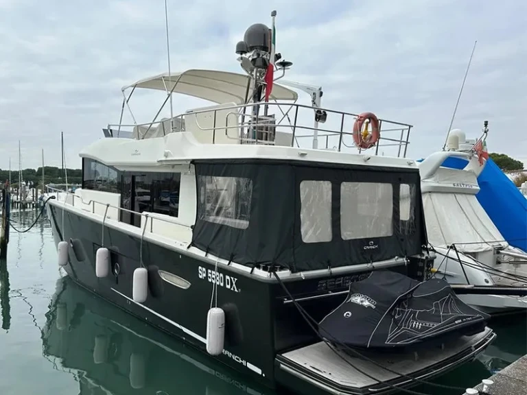 Location bateau Cannigione pas cher Cranchi Eco Trawler 53 LD