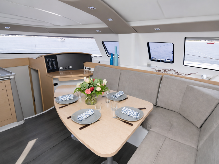 Louez un Fountaine Pajot Lipari 41 à Marseille