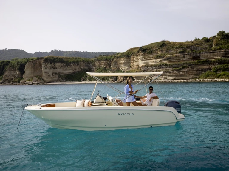 Louez un Invictus  200SX à Fornells