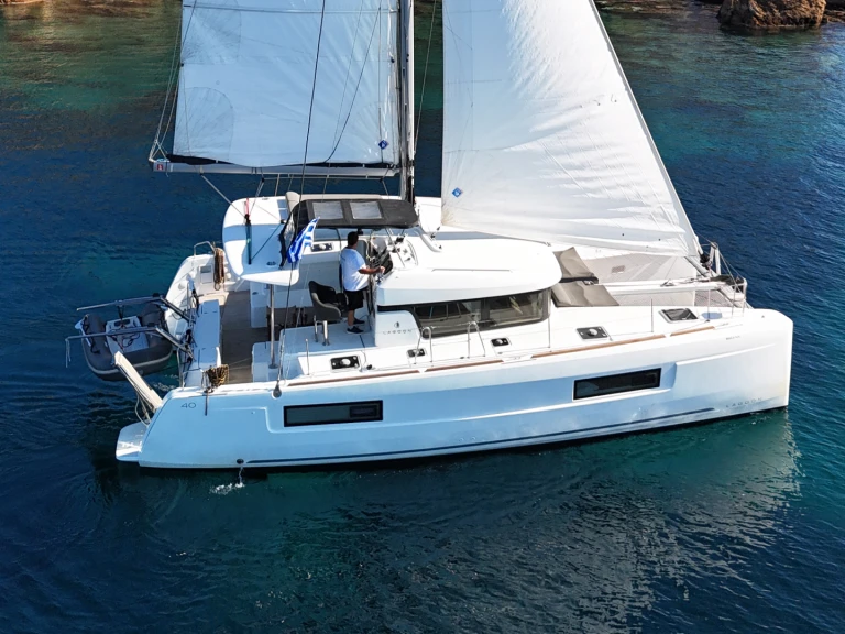 Catamaran à louer à Álimos au meilleur prix