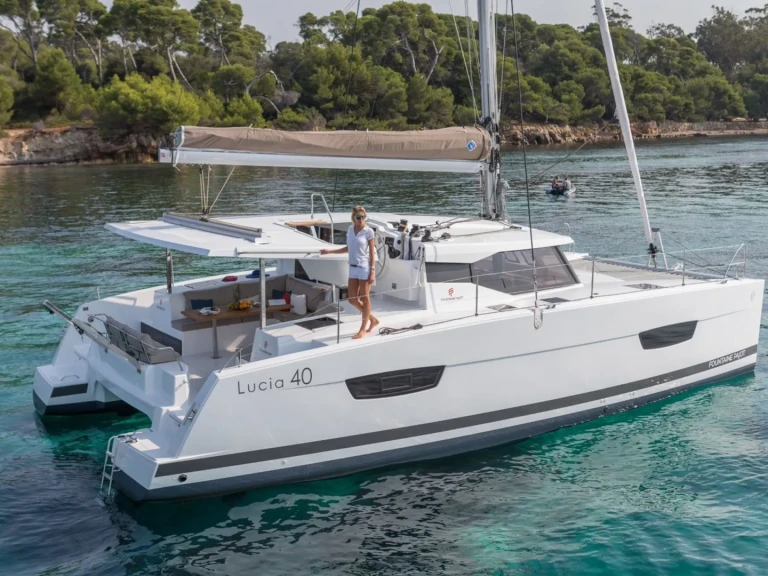 Louez un Fountaine Pajot Lucia 40 (3cab) à Cogolin