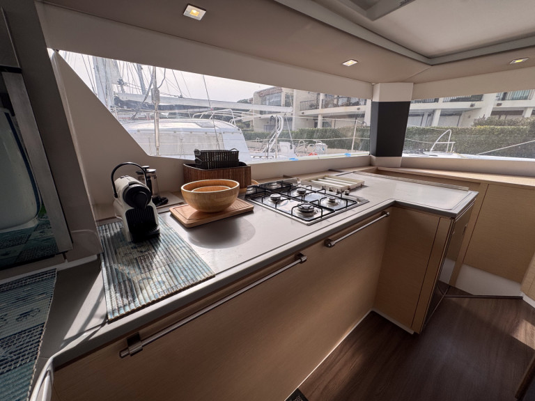 Location bateau Fountaine Pajot Saba 50 à Cogolin sur Samboat