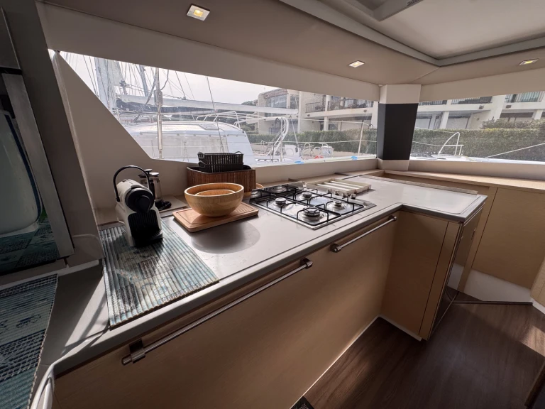 Location bateau Fountaine Pajot Saba 50 à Cogolin sur Samboat