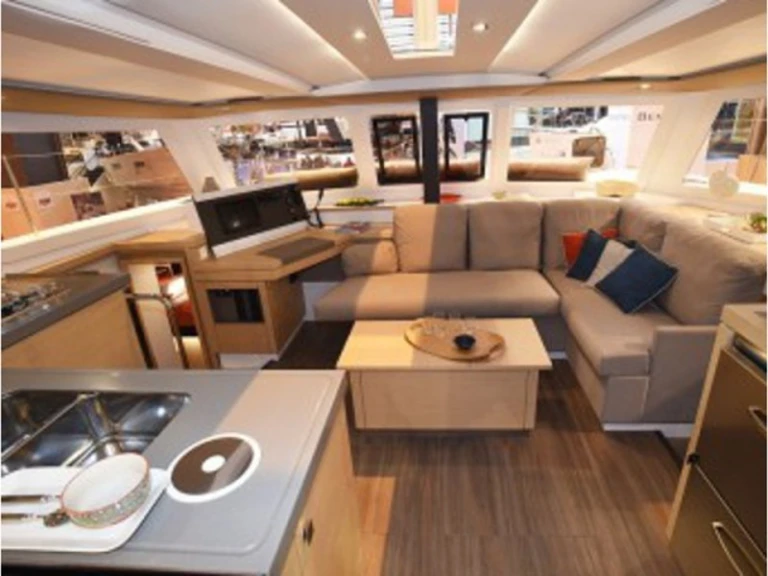 Fountaine Pajot Lucia 40 a louer à Port Grimaud