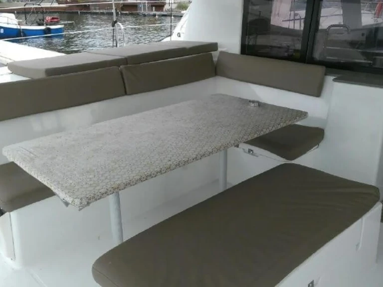 Fountaine Pajot Helia 44 a louer à Cogolin