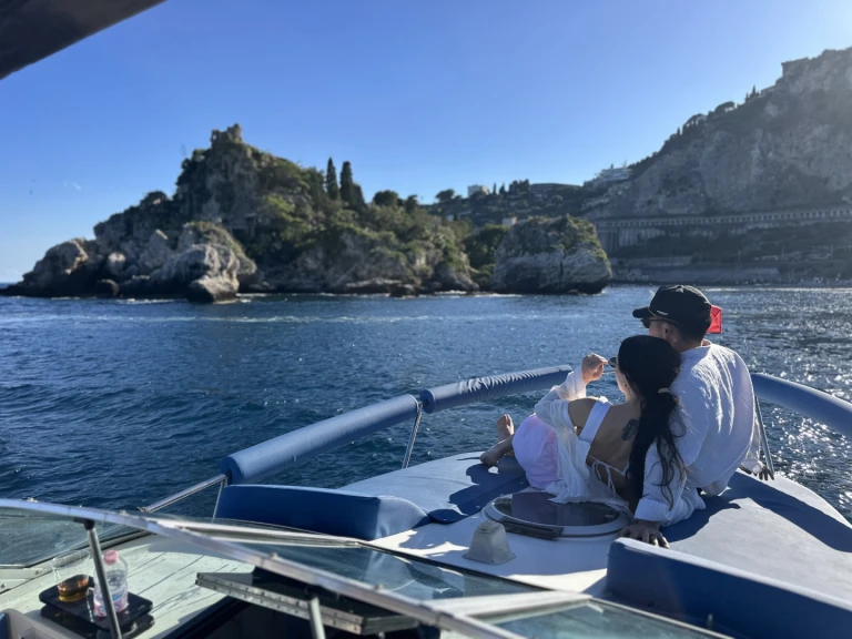 Location Bateau à moteur Celebrity avec permis