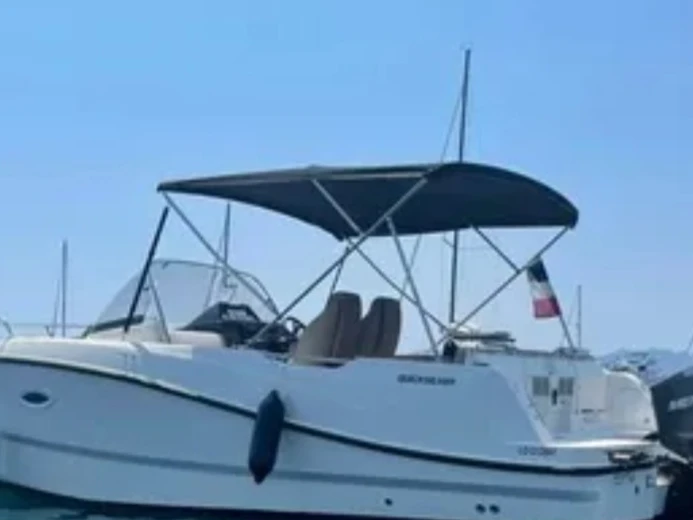 Quicksilver Activ 755 Sundeck a louer à Hyères