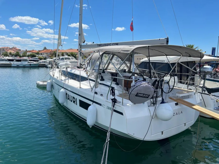 Louez un Bavaria Bavaria C38 à Biograd na Moru
