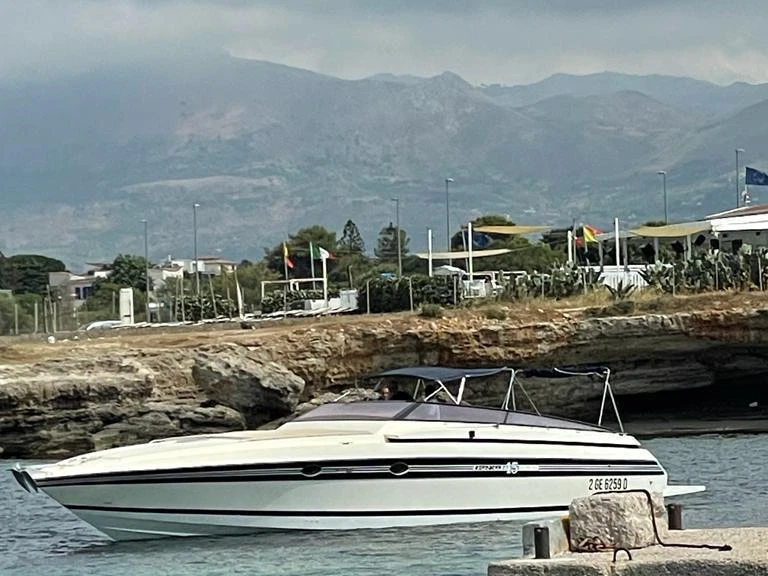 Louer Bateau à moteur avec ou sans skipper Cherokee Yachts  à District de Lugano