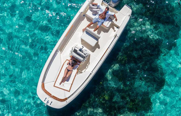 Location Bateau à moteur Invictus  avec permis