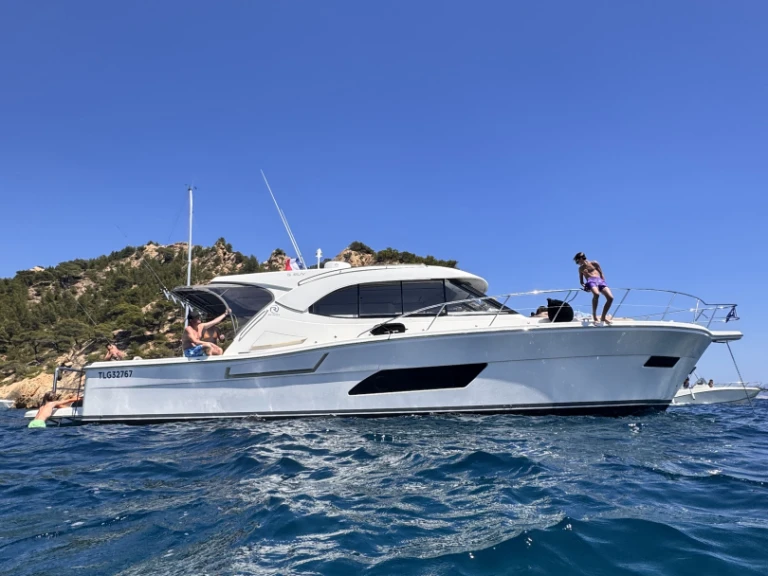 Location Bateau à moteur à Cannes - Riviera Riviera 445