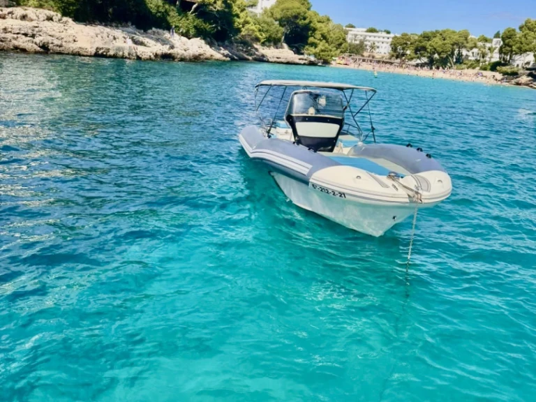 Bateau à moteur à louer à Marina De Cala D'Or au meilleur prix