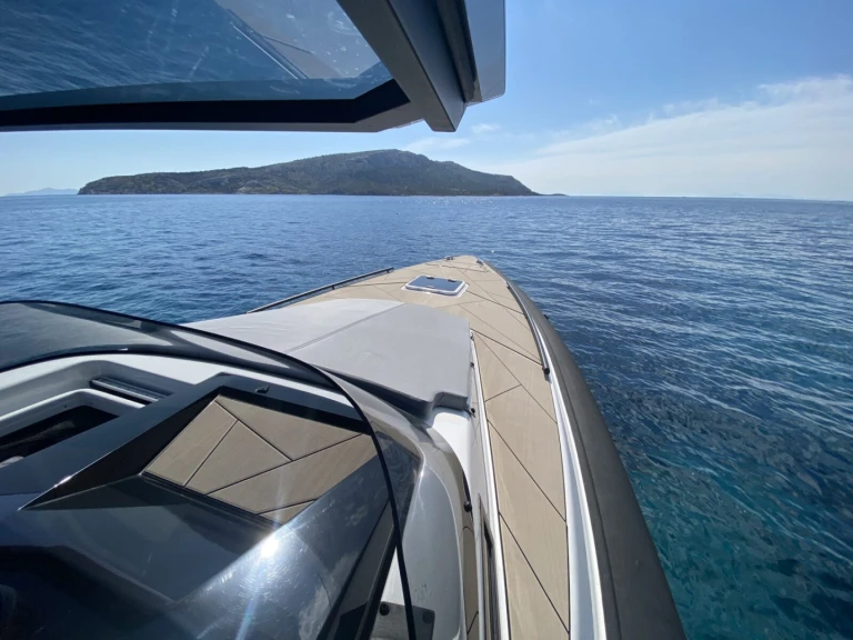 Semi-rigide à louer à Chárakas au meilleur prix