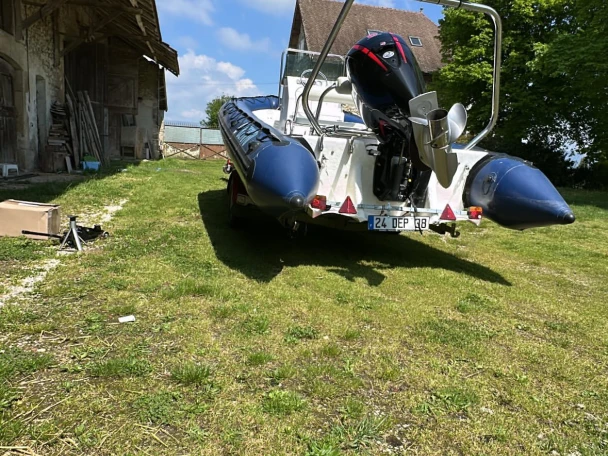 Louer Semi-rigide avec ou sans skipper Zeppelin à Aix-les-Bains