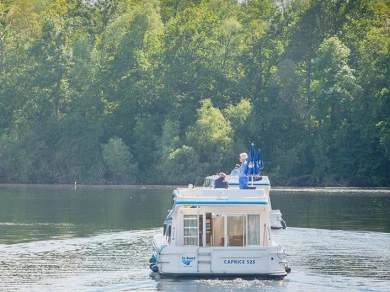 Hire Motorboat Le Boat with a boat licence