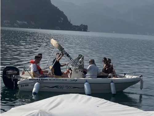 Bateau à moteur à louer à Brusimpiano au meilleur prix