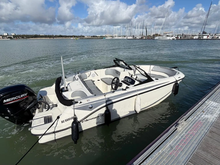 Louer Bateau à moteur avec ou sans skipper Bayliner à La Rochelle
