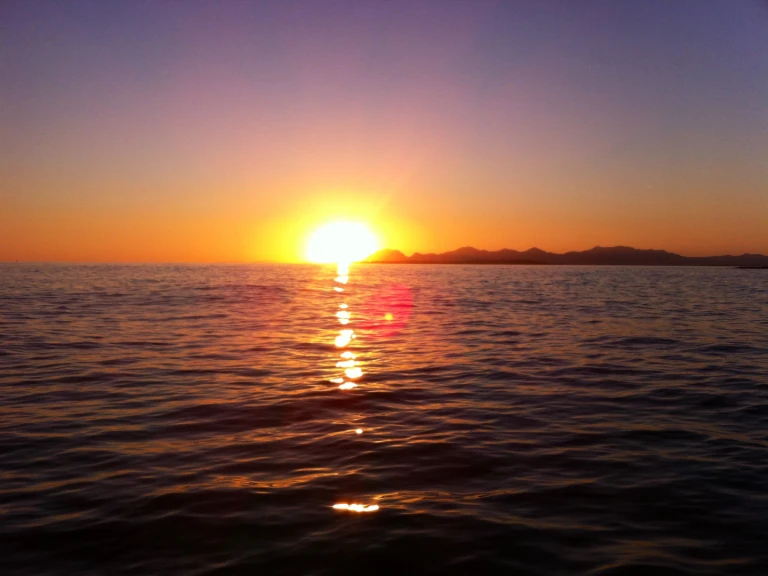 Louer Bateau à moteur avec ou sans skipper Jeanneau à Antibes