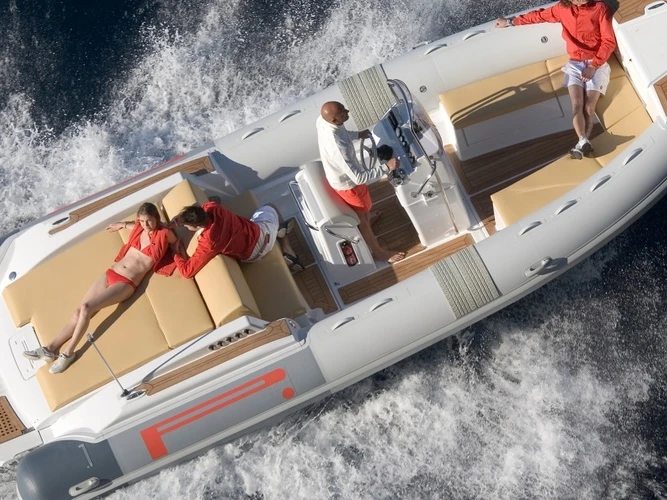 Location Semi-rigide à Porto Rotondo - Pirelli 7.70