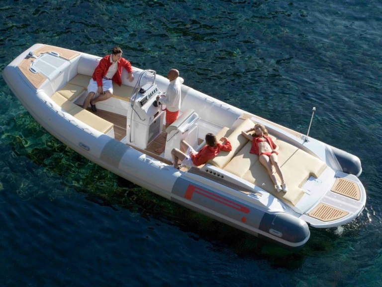 Location bateau Pirelli 7.70 à Porto Rotondo sur Samboat