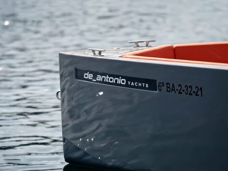 Bateau à moteur à louer à Santa Eulària des Riu au meilleur prix