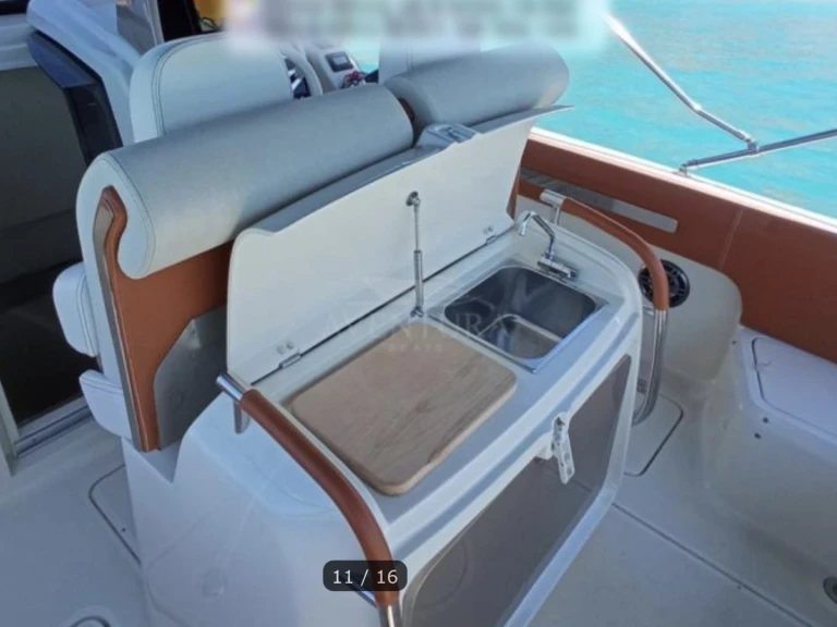 Location Bateau à moteur Invictus  avec permis