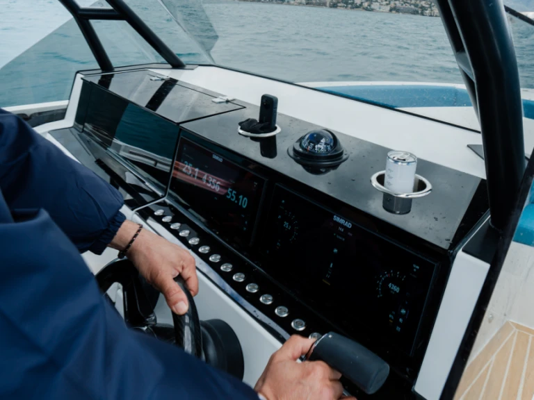 Bateau à moteur à louer à Marina Botafoch au meilleur prix