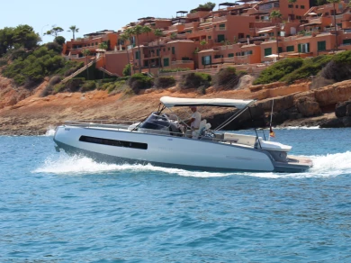 Bareboat Rental Motorboat Invictus  with a boat licence