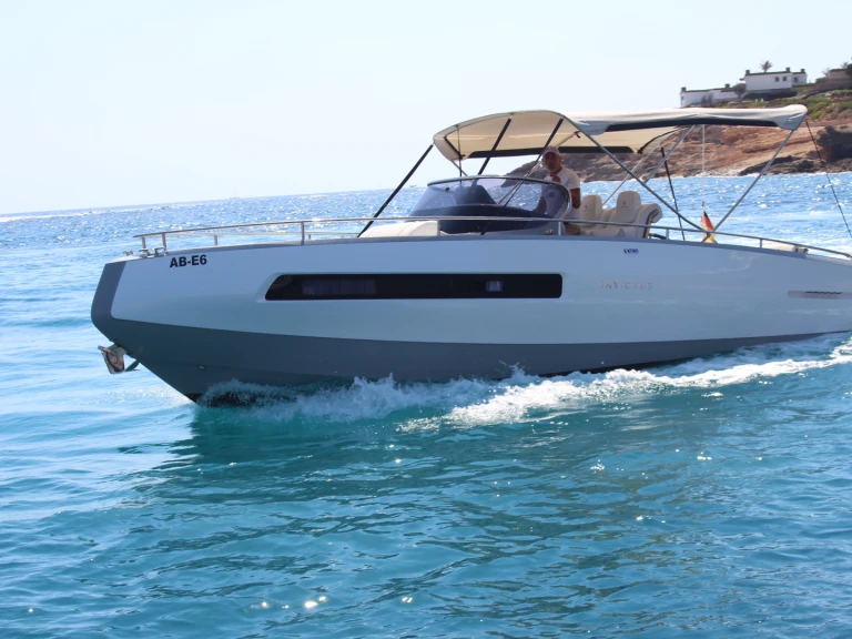 Bateau à moteur à louer à El Toro au meilleur prix