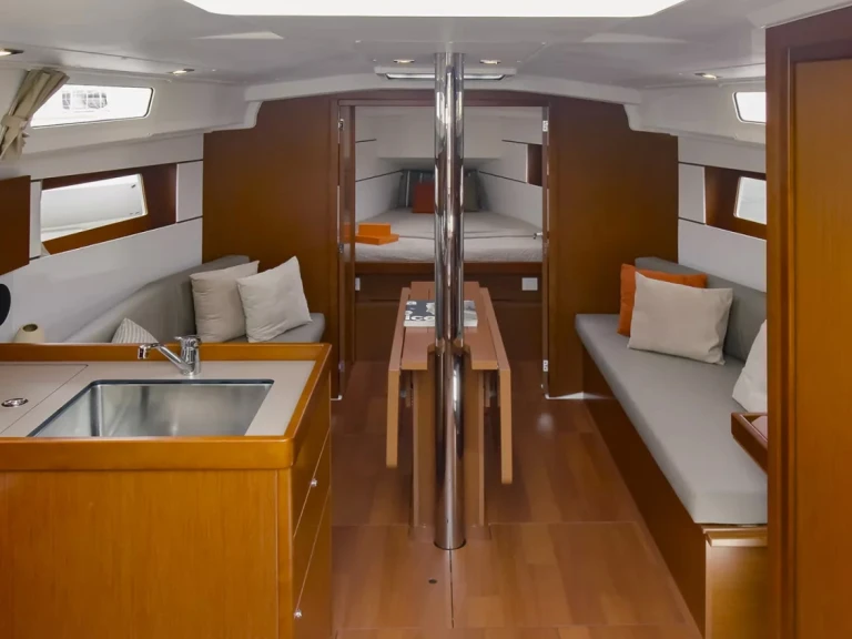 Louez un Bénéteau Oceanis 35.1 à Cagliari