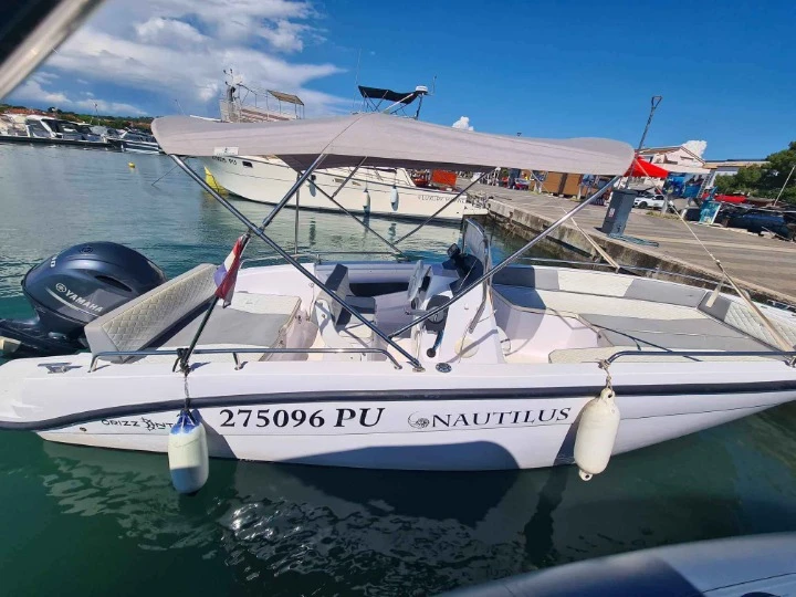 Louer Bateau à moteur avec ou sans skipper Orizzonti à Medulin