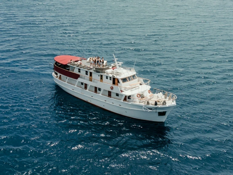 Betina Wooden Boat a louer à Omiš