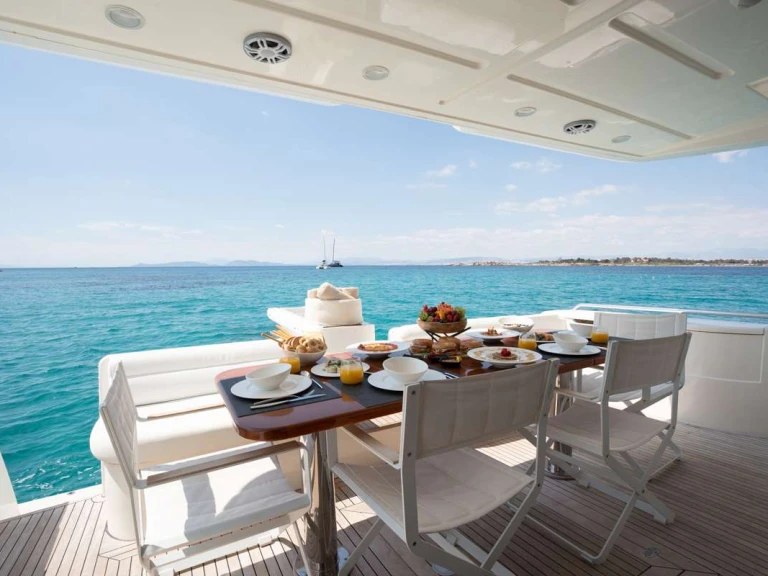 Location Yacht Ferretti avec permis