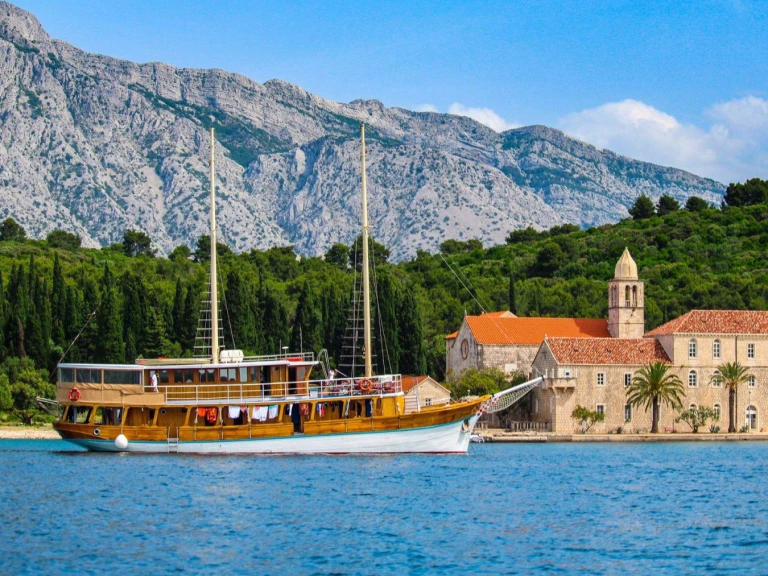 Location Yacht Custom avec permis