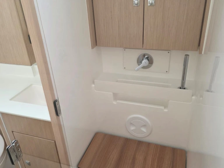 Louez un Bavaria Bavaria C57 à Volos