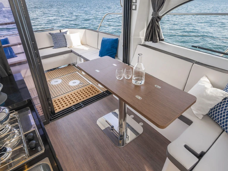 Location bateau Bénéteau Antares 11 FLY à Saint-Mandrier-sur-Mer sur Samboat