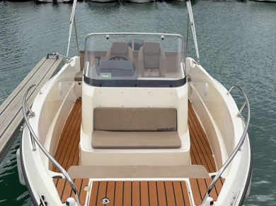 Hire Motorboat Quicksilver with a boat licence