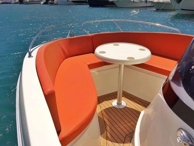 Bateau à moteur à louer à Puerto Deportivo de Marbella au meilleur prix